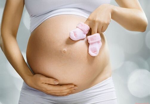 امرأة حامل تعطي طفلها الورم الحليمي